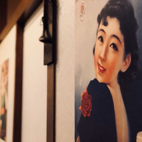 店内にはレトロなポスターがたくさん！
